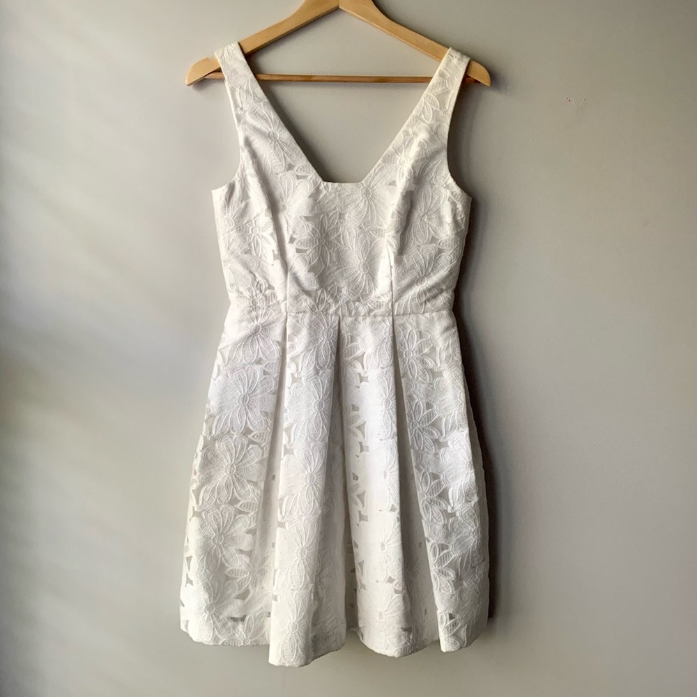 Trina Turk White Floral Pleated Knee Length Dress Size 2